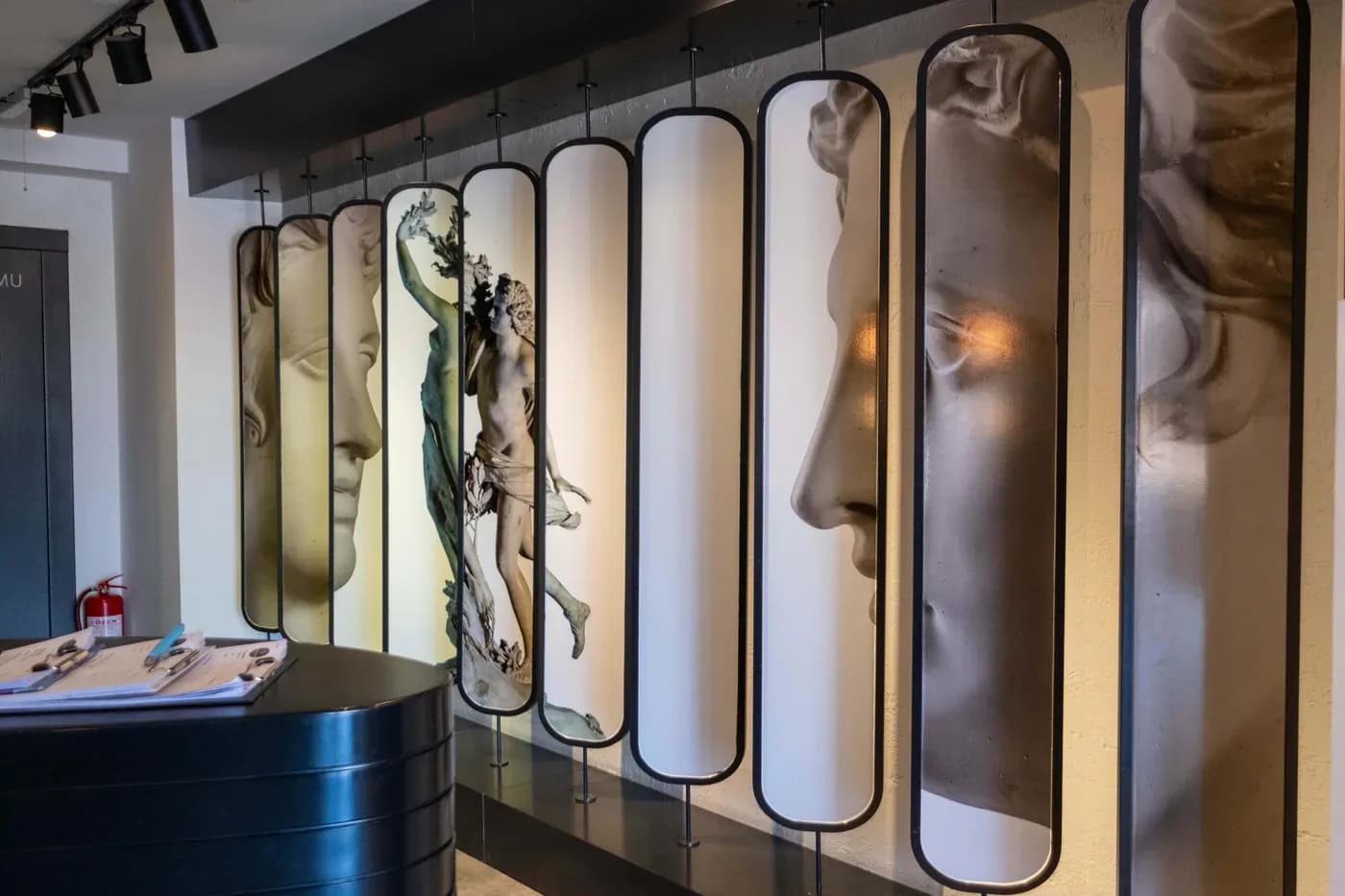 Wandpaneele mit antiken Statuenmotiven im Eingangsbereich