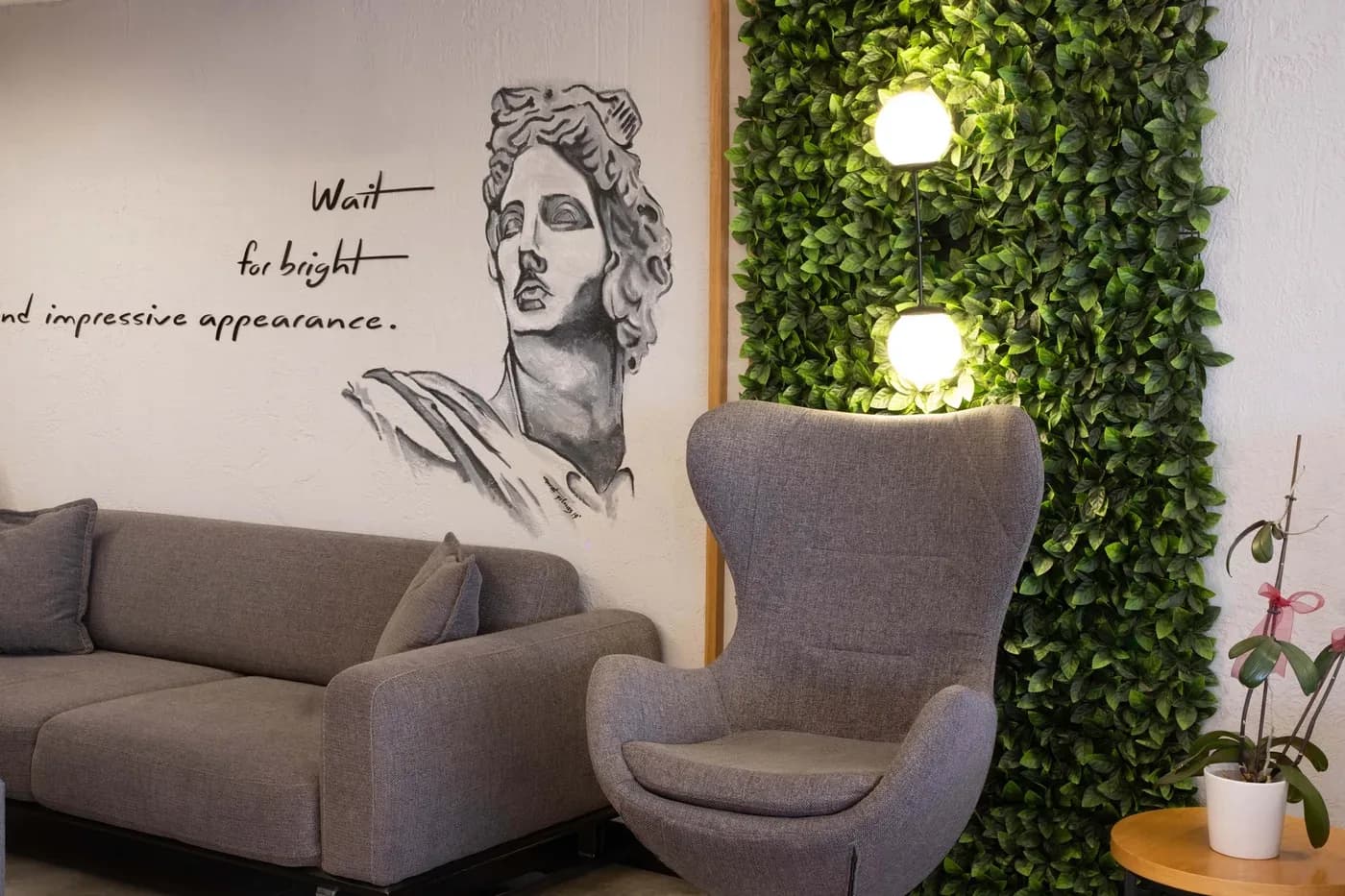 Lounge mit Wandbild einer Apollon-Büste